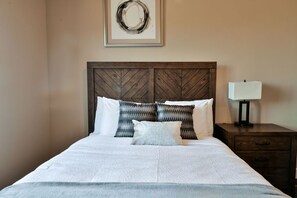 3 chambres, fer et planche à repasser, lit de bébé portatif