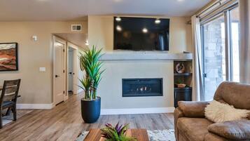 Smart TV, fireplace
