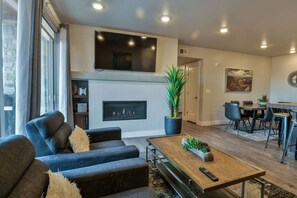 Smart TV, fireplace - Sage Creek Moab Arches - C3 "Pool - Hot Tubs" (Moab)