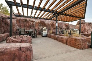 Outdoor dining - Sage Creek Resort Moab "Condo C7" - Amazing Pool (Moab)