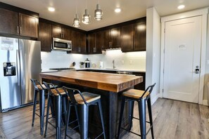 Fridge, microwave, oven, stovetop - Sage Creek Resort Moab "Condo C7" - Amazing Pool (Moab)