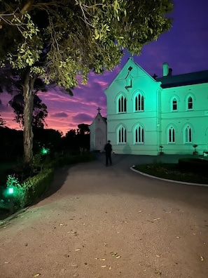 Fachada de la propiedad