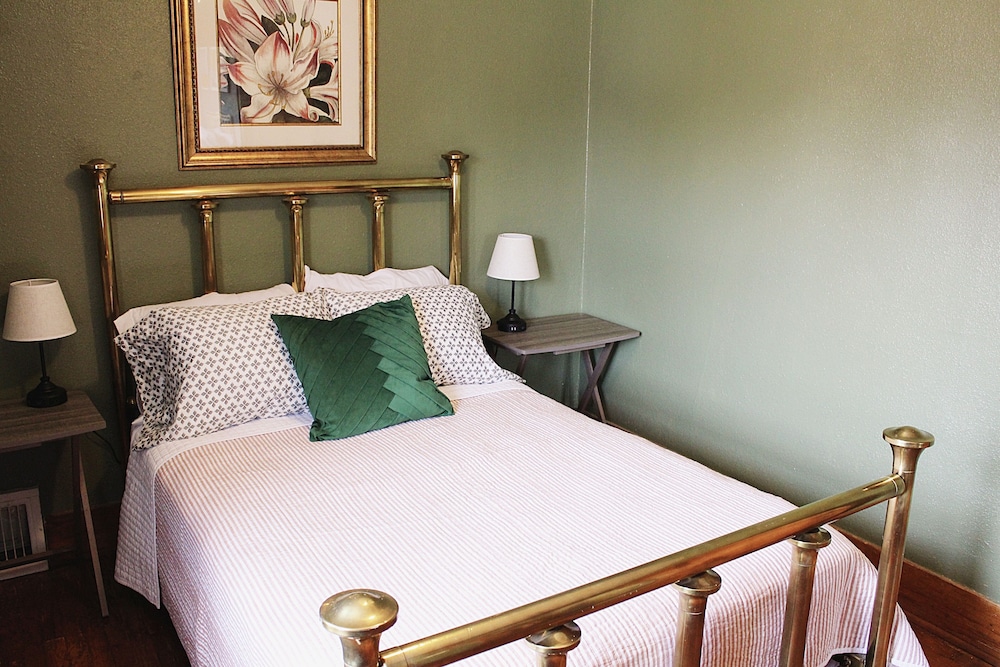 “The Frank” Townhouse in McCook McCook Vrbo