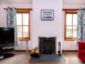TV, fireplace - 4 bedroom accommodation in Tain (Tain)