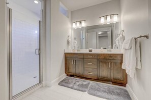 Shower, hair dryer, towels, soap - The Turtle Cove- Unobstructed vibrant sunset views (Washington)
