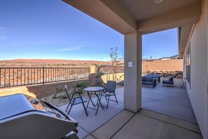 Outdoor dining - The Turtle Cove- Unobstructed vibrant sunset views (Washington)