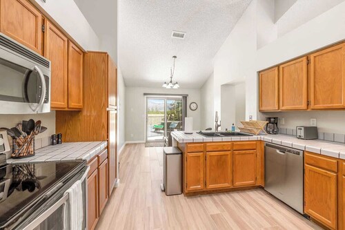 Mtn Views:A Secluded & Spacious Retreat w/Pool&Spa