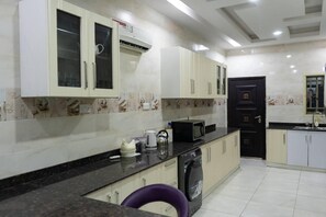 House | Private kitchen | Fridge, microwave, oven, stovetop