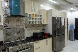 ตู้เย็น, ไมโครเวฟ, เตาอบ, เตาประกอบอาหาร