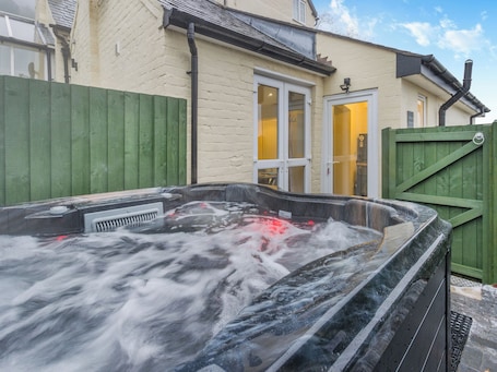 Outdoor spa tub. Brewers Cottage-UK45454