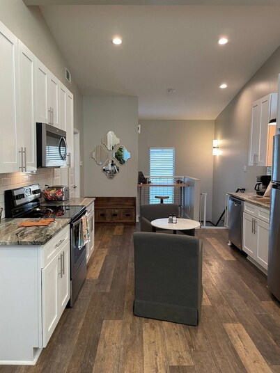 Mid-City Loft / Lovely & Safe 2 bed / 2 bath