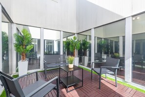 Terrace/patio - Chic Urban Home with Sunroom (Sugar Land)