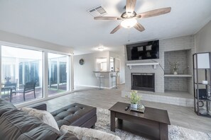 Living area - Chic Urban Home with Sunroom (Sugar Land)