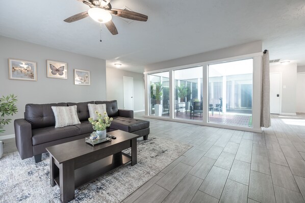 Living area - Chic Urban Home with Sunroom (Sugar Land)