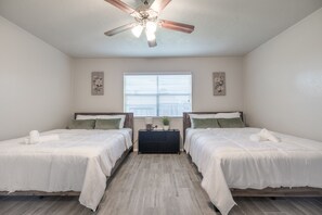 3 bedrooms, iron/ironing board, WiFi, bed sheets - Chic Urban Home with Sunroom (Sugar Land)