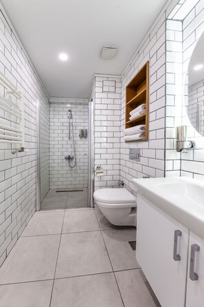 Dusj, designertoalettartikler, hårføner og tøfler