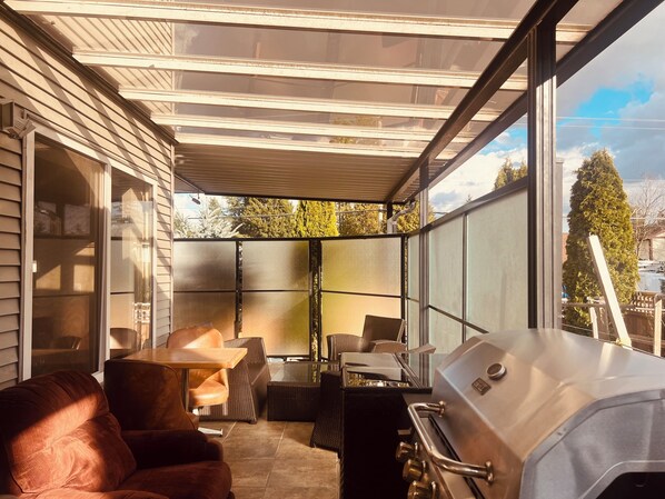 Outdoor dining - Private Upper Bedroom B in a Home/Shared Living Space (Surrey)