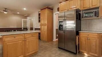 Kühlschrank, Mikrowelle, Herdplatte, Wasserkocher mit Kaffee-/Teezubehör