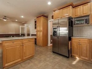 Fridge, microwave, stovetop, coffee/tea maker - Private Upper Bedroom B in a Home/Shared Living Space (Surrey)