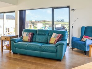TV, fireplace - The Longhouse at Threave (Castle Douglas)