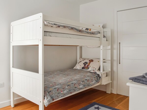 4 bedrooms, free WiFi, bed sheets