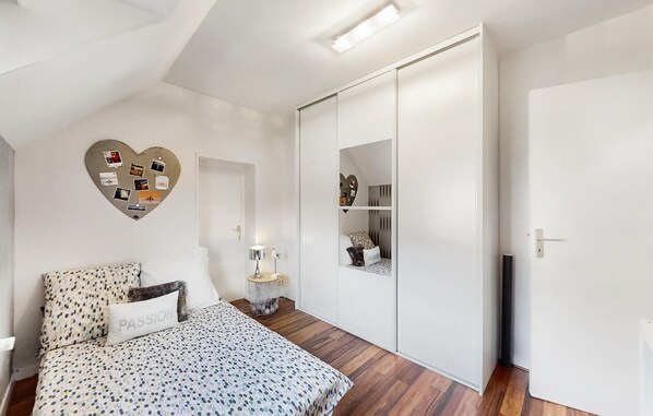 3 bedrooms, iron/ironing board, travel cot, free WiFi
