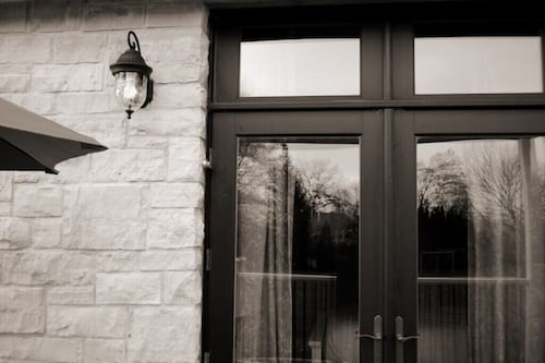 Jordan Station, Private King Suite with Parking & Harbour/Lake Views 

