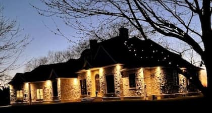Jordan Station, Private King Suite with Parking & Harbour/Lake Views