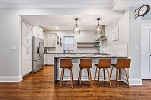 ثلاجة، ميكروويف، فرن، موقد طهي مسطح