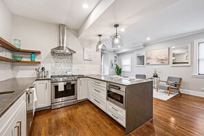 Fridge, microwave, oven, stovetop - LARGE LUX 6BD, 4BA HOME +garage & patio (Chicago)