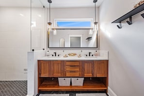 Shower, hair dryer, towels, soap - LARGE LUX 6BD, 4BA HOME +garage & patio (Chicago)