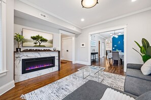 تلفزيون ذكي، مدفأة، كُتُب