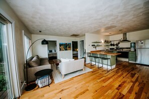 Télévision, cheminée, lecteur de DVD, vidéothèque