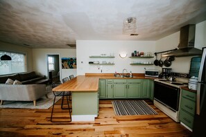 Een koelkast, een microgolfoven, een oven, een kookplaat