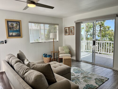 Afforable & quaint upstairs 2Bedroom 1Bath apartment with lanai and Ocean views