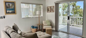 Afforable & quaint upstairs 2Bedroom 1Bath apartment with lanai and Ocean views