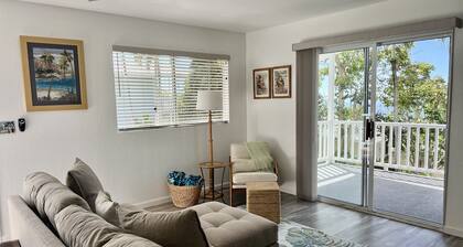 Afforable & quaint upstairs 2Bedroom 1Bath apartment with lanai and Ocean views