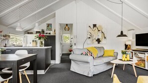 A modern loft with a kitchen, dining area, and living room. - Awesome home in Egernsund with kitchen (Egernsund)