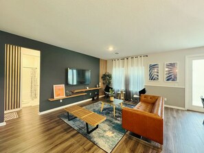 Living area - Near Disney, free essentials, fast Wi-Fi, Family Reunion (Davenport)