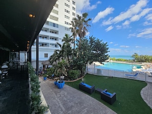 Terrace/patio - Partial Ocean View Studio at Ocean Manor Resort, beach & pool (Fort Lauderdale)