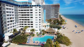 Plage, chaises longues, serviettes de plage
