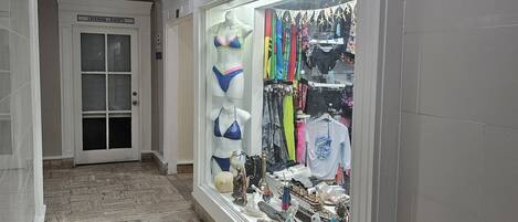 Un pasillo con un escaparate mostrando trajes de baño y accesorios.