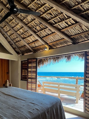 Habitación exclusiva, vistas a la playa, frente a la playa | Caja fuerte, wifi gratis, ropa de cama