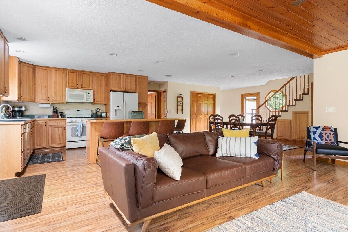 Smart TV, fireplace, video games, offices