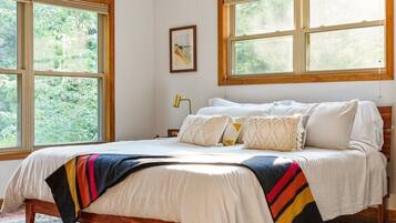4 bedrooms, desk, iron/ironing board, travel cot