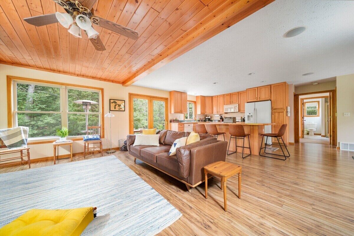 Smart TV, fireplace, video games, offices