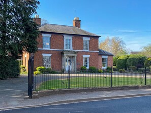 Exterior - 5 bedroom accommodation in Wem, near Shrewsbury (Wem, near Shrewsbury)