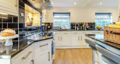 5 bedroom accommodation in Wem, near Shrewsbury