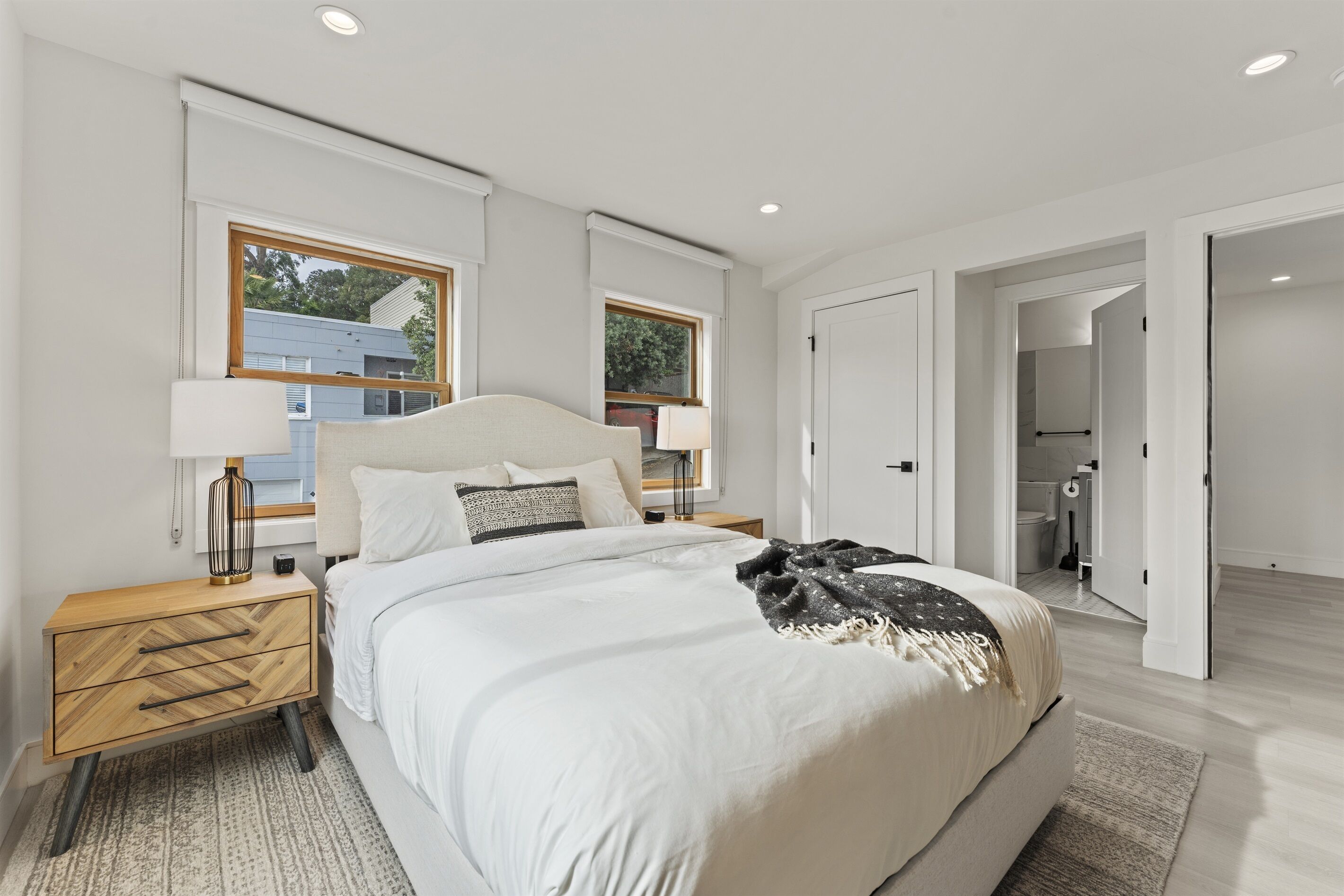 3 bedrooms, desk, iron/ironing board, travel crib