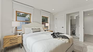 3 bedrooms, desk, iron/ironing board, travel crib